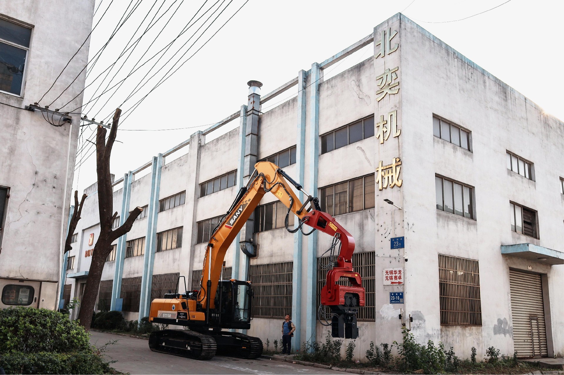 實力圈粉！挖掘機改裝打樁機順利交付 助力太陽能光伏建設(shè)